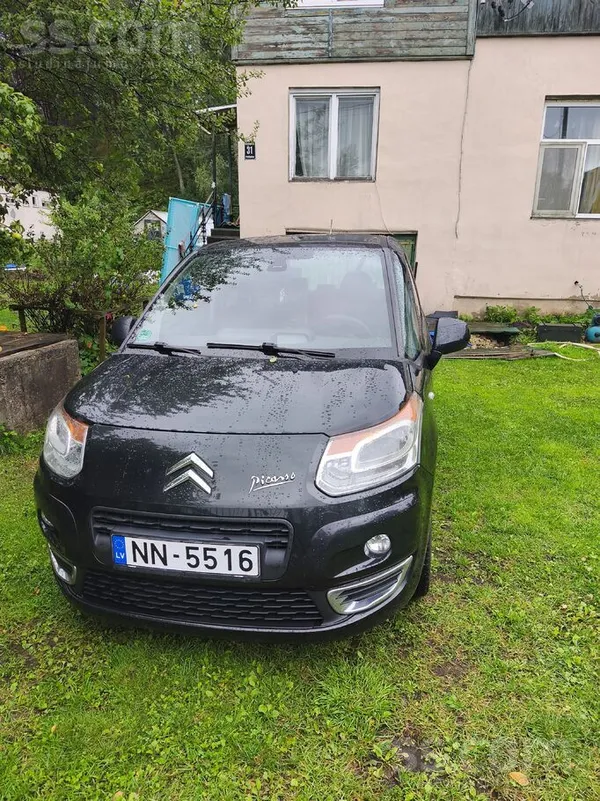 Продаем хороший вместительный, но в то же время компактный автомобиль. 
Маш