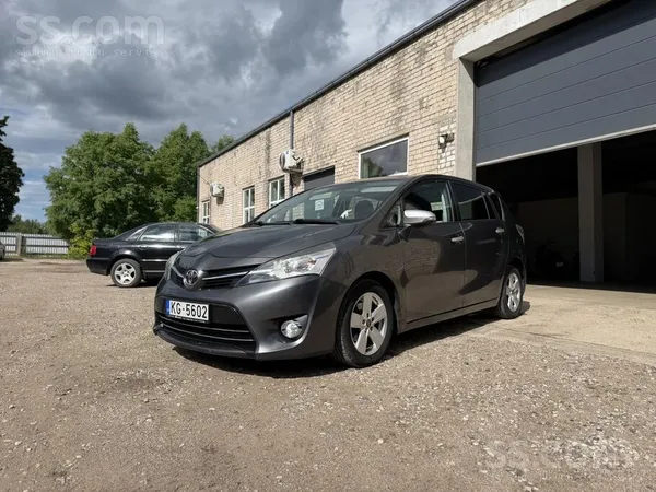 Pārdošanā labs auto- 2013 gada Toyota Verso 2.0D4D ar mehānisko pārnesumkārb