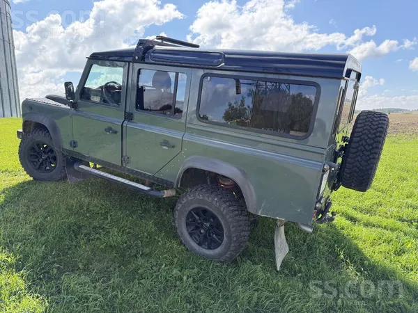 Land-Rover Pārdodas kulta auto Land Rover Defender. Robusts, 
