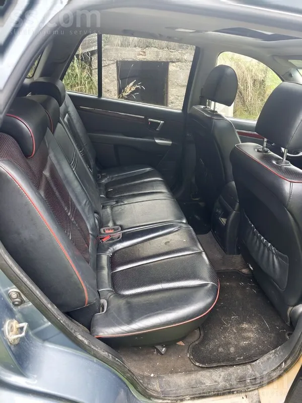 Hyundai Sveicināti. Uz tirdziņu iet labs bezceļu auto. 
