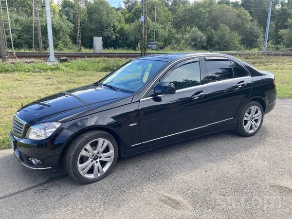 Pārdod lielisku w204 Mercedes C320 ar nesen izietu skati. Ļoti dinamisks aut