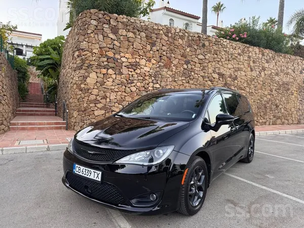 Chrysler Izcilā stāvoklī Chrysler Pacifica S, ar pilnāko ko
