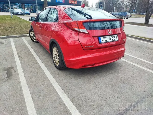 Automašīna labā tehniskā un vizuālā kārtībā. Nomainīti automašīnas sliekšņi,