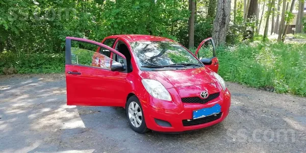 Продаю машина Toyota Yaris. 2011года, 1.3 бензин. визуально кое где есть ржа