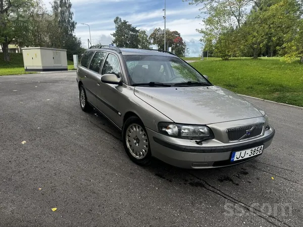 Pārdošanā Volvo V70 2001.gada
2.4B 103kw motors. 
Svaiga tehniskā apskate,