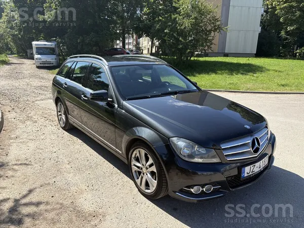 Mercedes Pārdod MB C 200 universāla tipa vieglo automašīnu.
