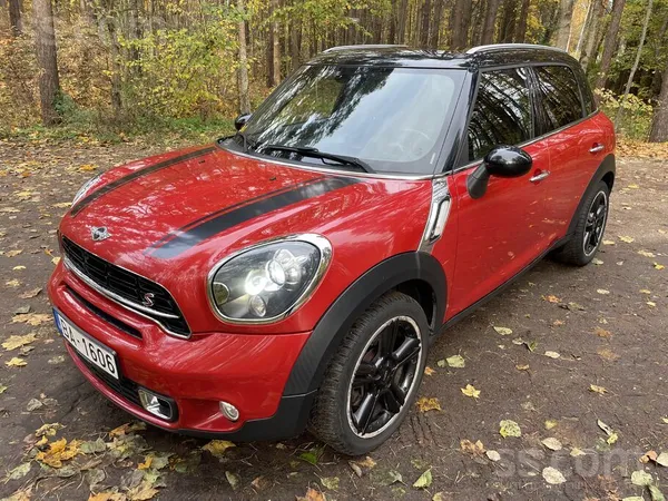 MINI Auto ir spilgts un pamanāms uz ielām. 