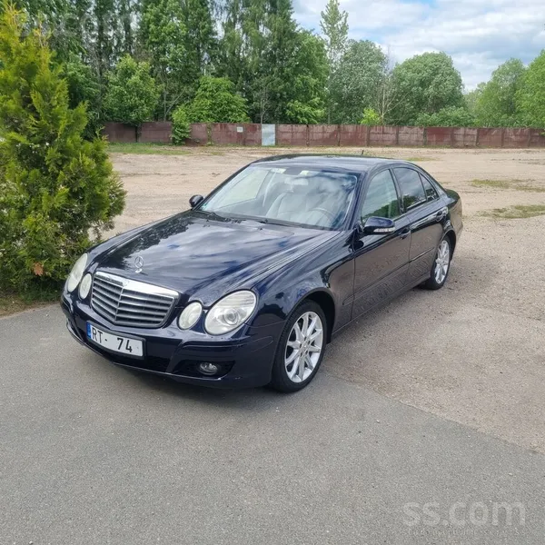 Mercedes Automašīna ir ļoti labā tehniskā un vizuālā stāvok