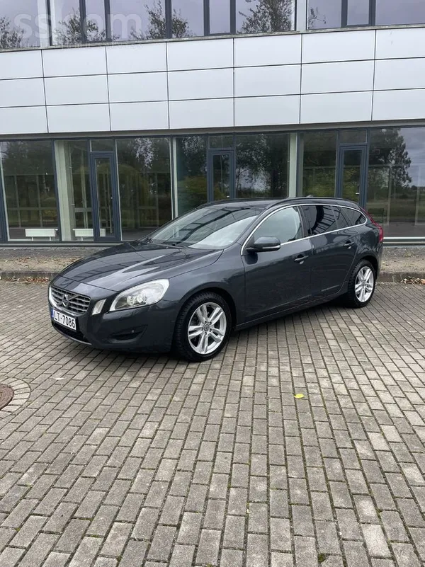 Volvo Volvo V60 2012. gada 2.0 dīzelis ar manuālo transm