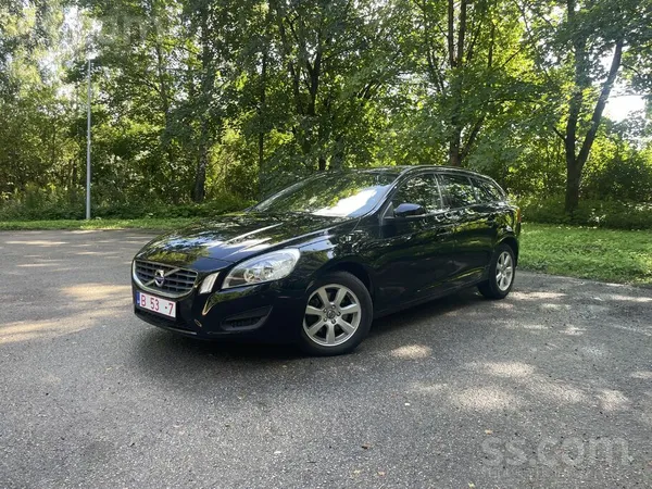 Volvo V60 2.0 D4 120 kw 5 cilindru motors -Summum komplektācija. 

Ir sama