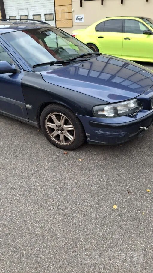 Pārdodu pagurušu volvo ar neejošu ātrumkārbu. 

Viss pārējais darba kārtīb