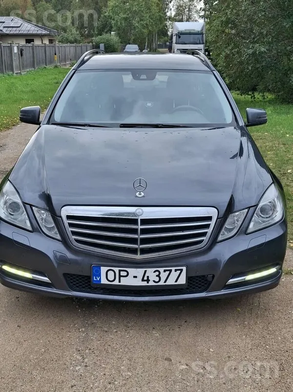 Mercedes Pārdod lietotu automašīnu MB E220 dīzelis, labā te