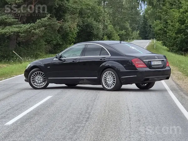 Mercedes Melns, komfortabls un šiks auto meklē jaunu īpašni