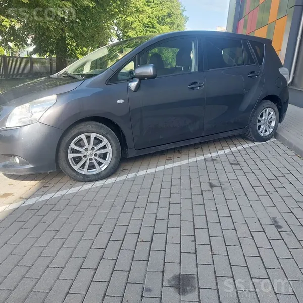 Toyota Pārdodu lielisku ģimenes auto ar 7 sēdvietām. Aprī