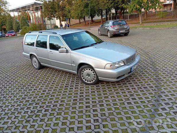 Volvo Pārdod Volvo v70 2.5 Tdi Dīzelis. Uz skati piekarē