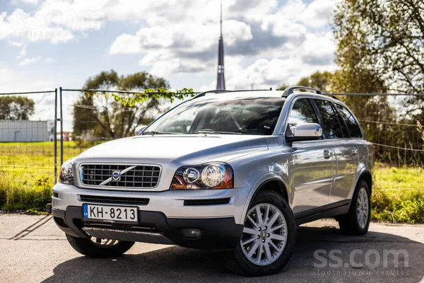 Volvo Xc90 ar 7 sēdvietām, 2.4 litru dīzeļdzinēju un automātisko ātrumkārbu.