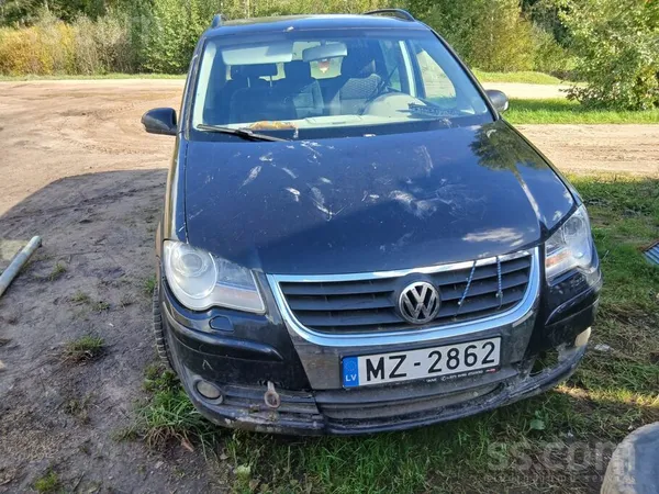 Pārdodu neejošu automašīnu. Sīkāka informācija pa tālruni