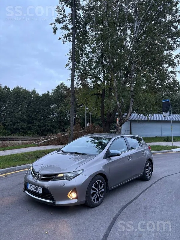 Toyota Auris 2014, 1.6 benzīns, Automāts, Hečbeks, Pelēks — Latvijā