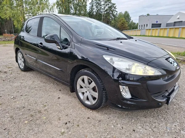 Peugeot Labs un reta Peugeot versija ar stikla jumtu. 