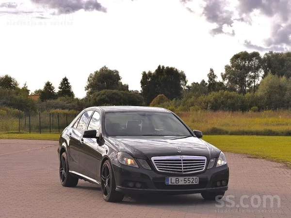 Tiek tirgots labi kopts un vizuāli ļoti pievilcīgs melns Mercedes E220 sedan
