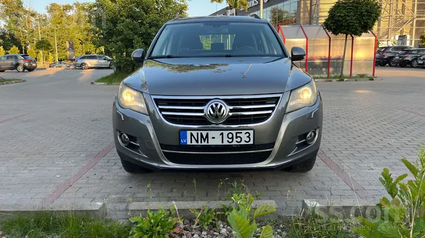 Volkswagen Tiguan - 1