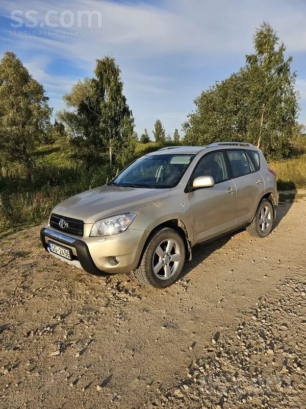 Toyota Sakarā ar jauna auto iegādi pārdodam savu ģimenes 
