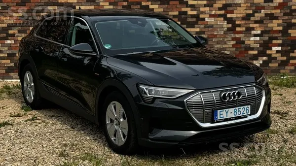 Auto var iegādāties ar Ekii atbalstu. 
Pārdod labi aprīkotu Audi e-tron 55