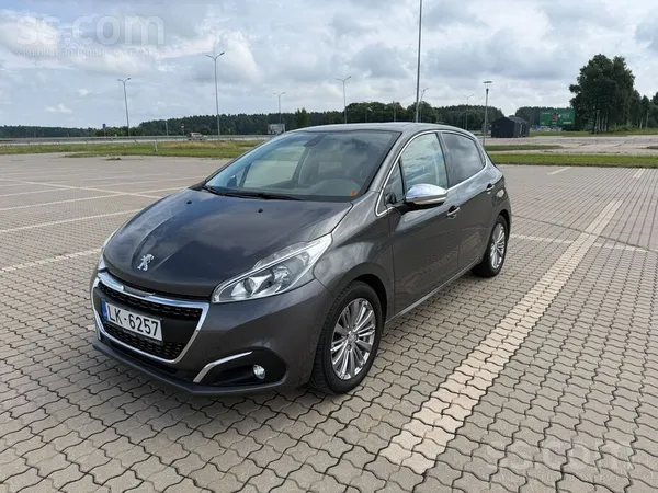 Peugeot Pārdodu Peugeot 208 ar 1.2 benzīna dzinēju un auto