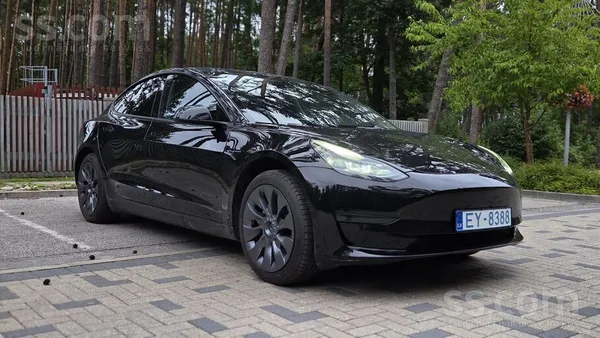 Ir iespējams Ekii atbalsts. Pārdod Tesla Model 3. Ar vienu uzlādi nobraukums vairāk