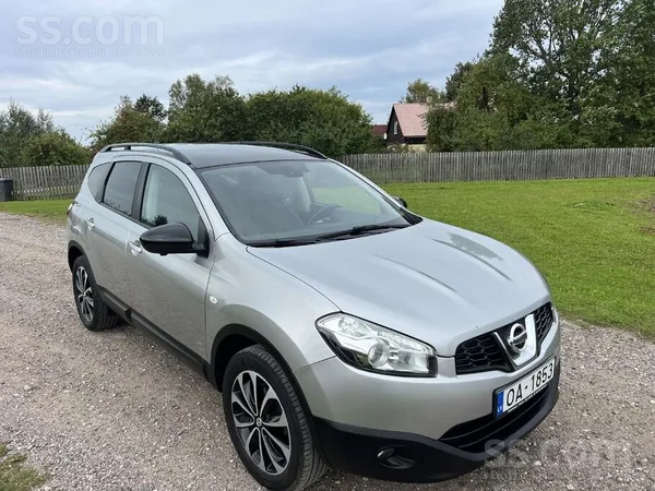 Nissan Auto labā tehniskā un vizuālā kārtībā ar 7 sēdviet