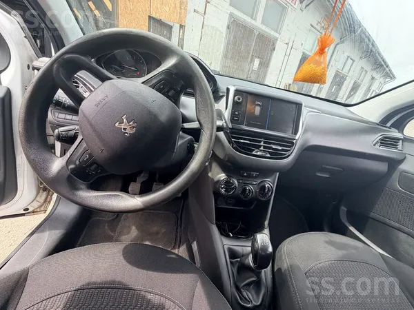 Русский:

Продаётся Peugeot. 
Машина в хорошем рабочем состоянии. Есть не