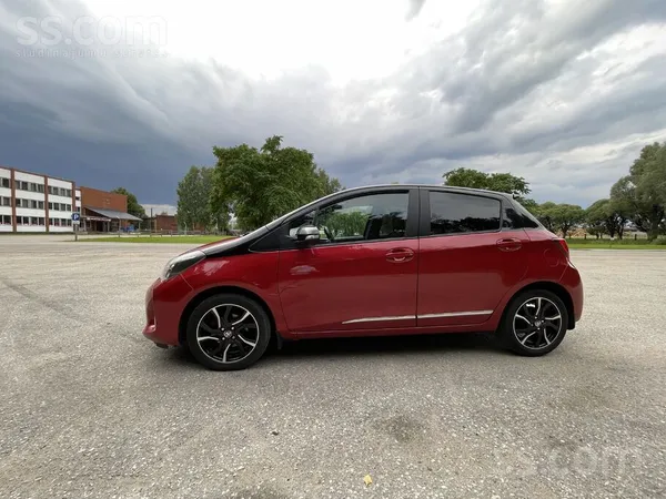 Tiek tirgots Toyota Yaris Design. Melnais jumts un salons, 16'' lietie diski