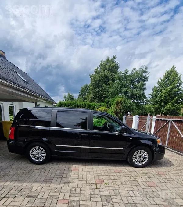 Lancia Pārdodu Lancia Voyager ikdienā lietotu ģimenes aut