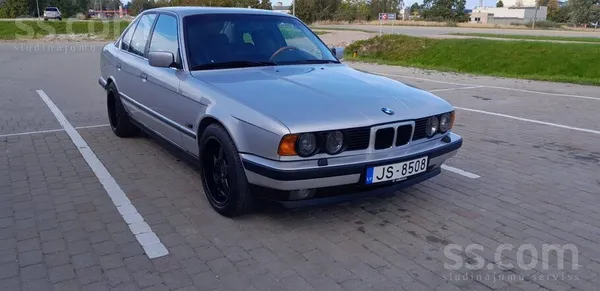 Ļoti labs V8 ar daudz ekstrām. Auto ļoti dzīvs. nesapuvis. Bez lūkas. Sliekš