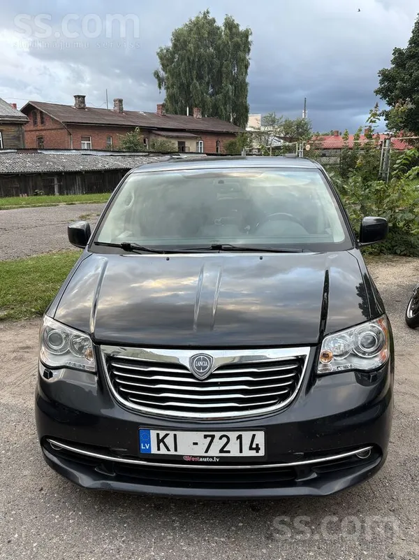 Lancia Pārdodas ietilpīgs ģimenes auto. 
