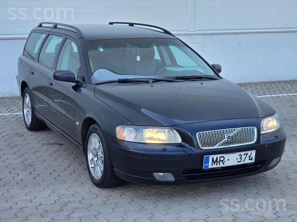Volvo Pardod Volvo V70 ar 2.4 D 120 kW Dzinēju un manuāl