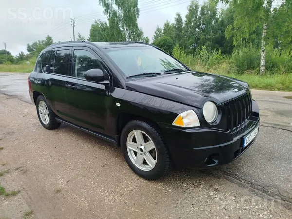 Jeep Jeep Kompass ar tikko izietu skati, mašīna sagatav