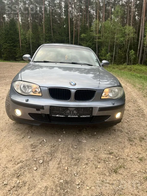 Tirgojas automašīna ar motora defektu. 
Dzinējs stradā nevienmerīgi, pastie