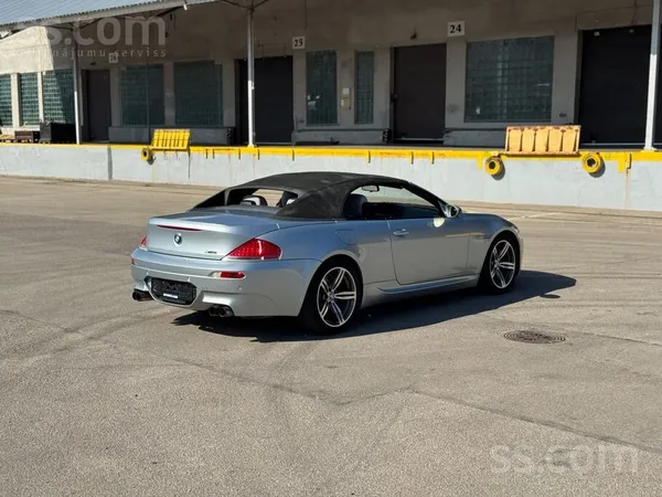 BMW BMW M6 kabriolets ar V10 atmosfērisko dzinēju pārī