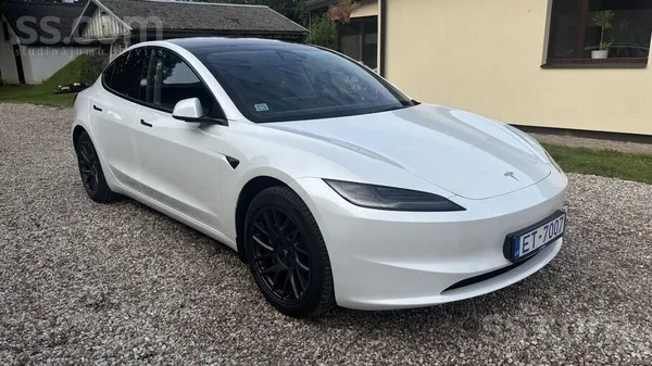 Model 3 Highland Rwd premium komplektācijā ar Lfp bateriju.
Esmu vienīgais auto