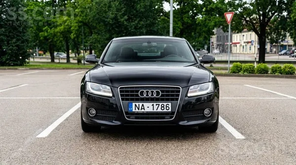 Koptu un kārtīgu Audi A5 Coupe. Auto ir ļoti labā tehniskā un vizuālā stāvok