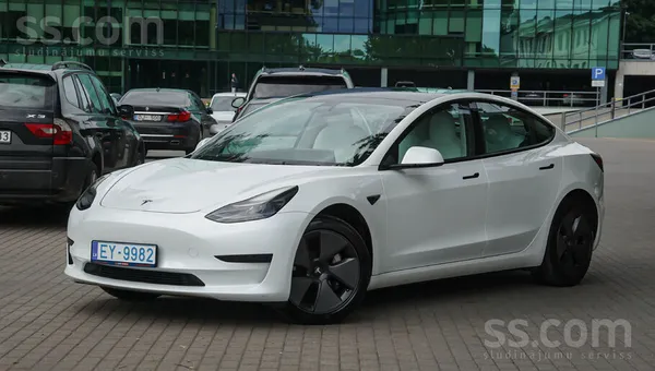 Tesla Tesla Model 3.