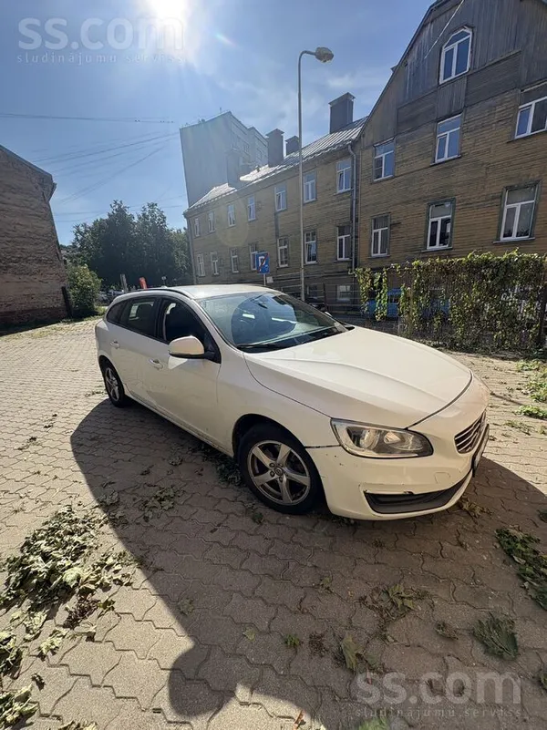 Volvo Pardodu auto pec maza ceļu satiksmes negadijuma. 