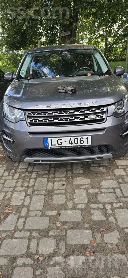 Vizuāli un tehniski kopumā auto ir labā stāvoklī, viss aprīkojums funkcionē.