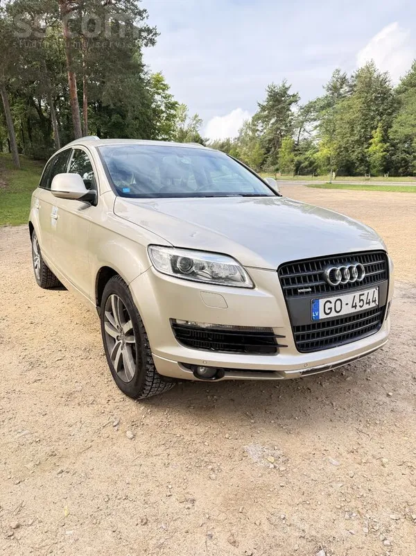 Audi Smilšu krāsas Audi Q7 ar gaišu ādas salonu, sakabe