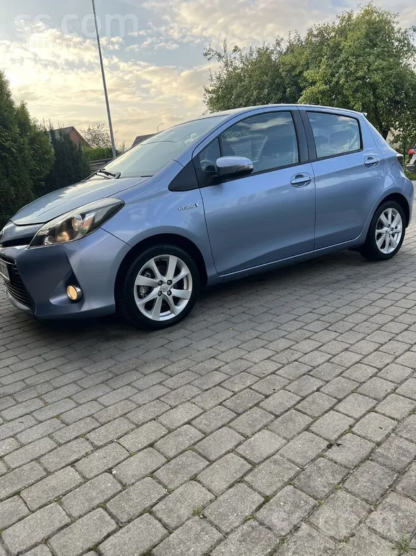 Toyota Pardosana idela stavokli Toyota Yaris Hybrid. 2013