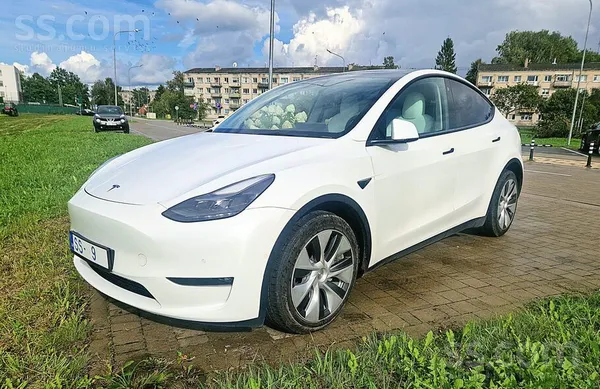 Uzņēmums pārdod labā vizuālā un tehniskā stāvoklī 2022 gada Tesla Model Y Long Range