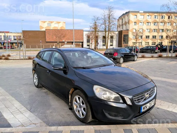 Volvo Pārdod ekonomisku un koptu 2013. gada Volvo V60 ar