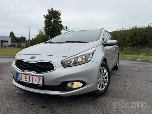 1.4 benzīns, 73kW (ļoti uzticams 4 cilindru dzinējs). Mašīna tikko atdzīta n