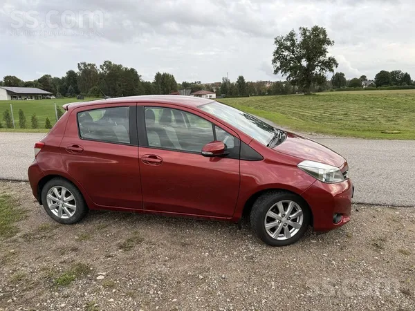Toyota Pārdošanā Yaris ar 1.3 benzīna dzinēju. Auto ir ek